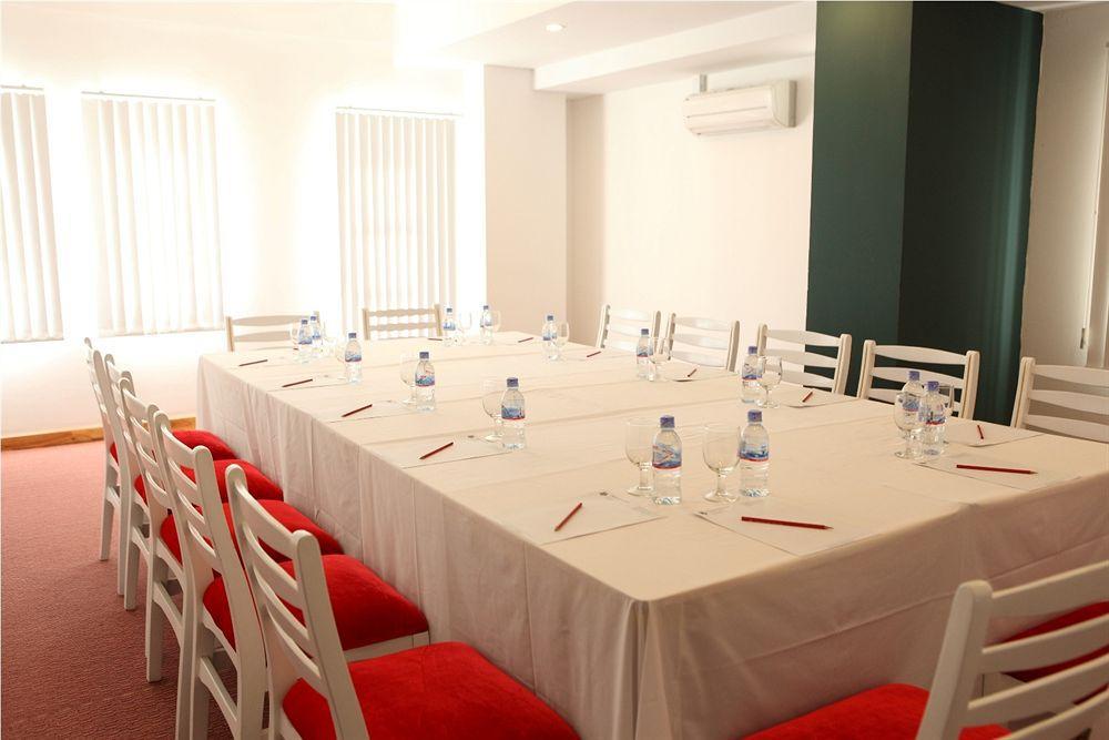 The Frangipani Living Arts Hotel And Spa Phnom Penh Affari foto
